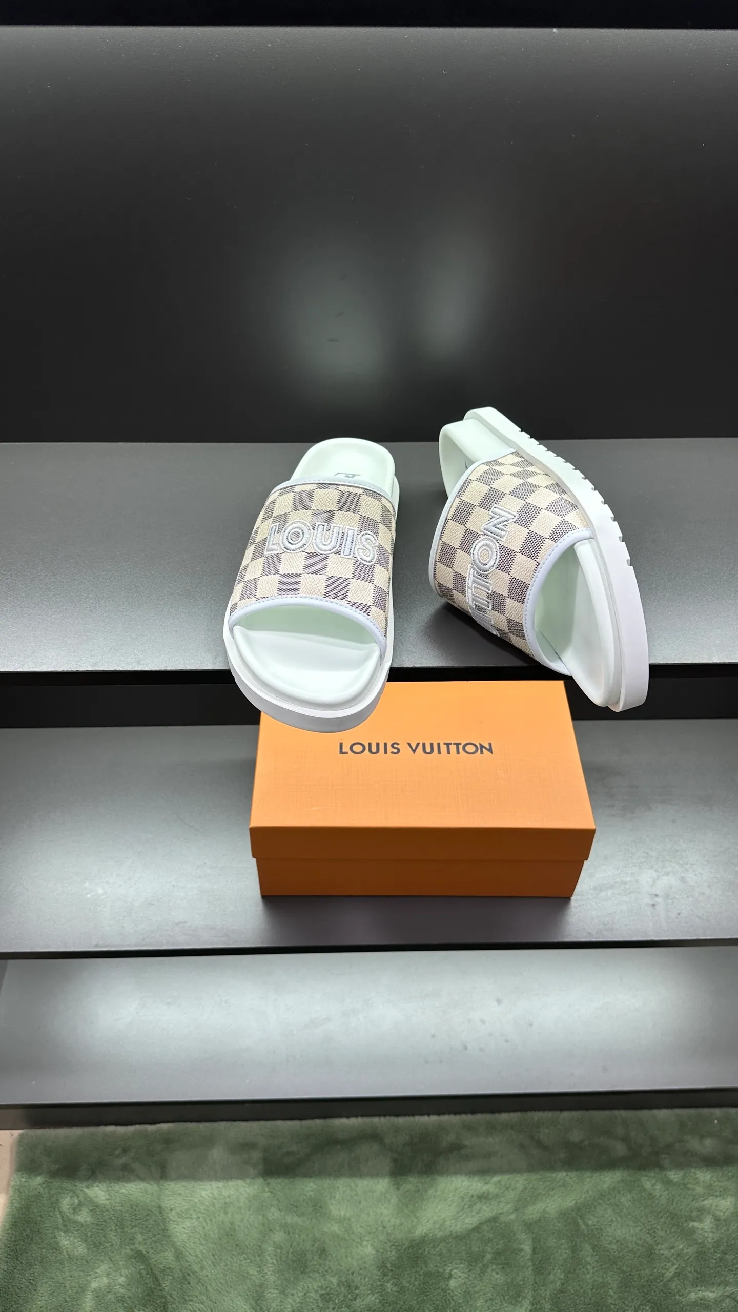 [L Home] P: 300💰Size: 38-45 Top purchasing lv men's summer slippers, classic presbyopia with soft real leather lining, unique color splicing effect, distinctive personality, fashionable and trendy essential style, light and comfortable. Lightweight and tough rubber insole, micro ridged foam outsole, super comfortable!